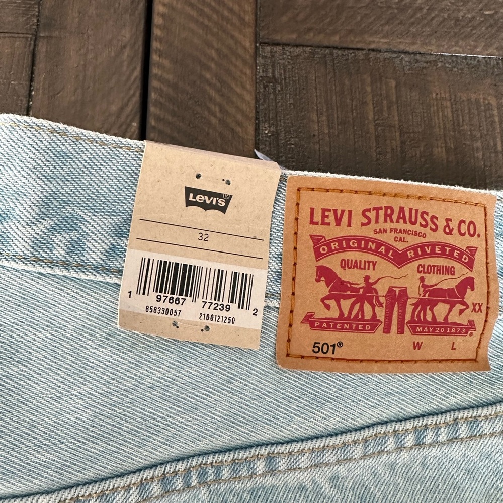 Levi's Women's 501 Mid Thigh Shorts NWT - Picture 3 of 6
